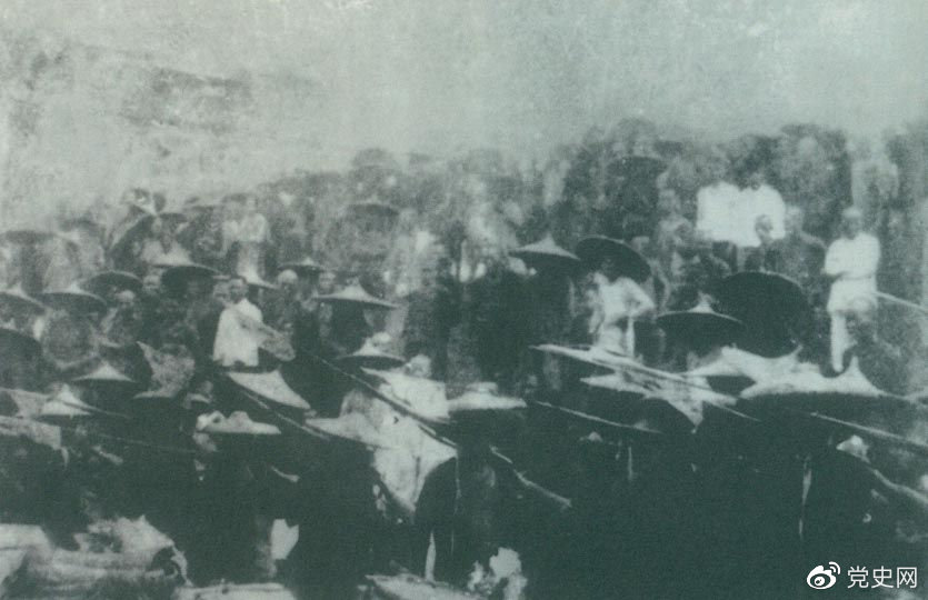 1926年7月9日,國(guó)民革命軍開(kāi)始北伐。兩天后,北伐軍的先頭部隊(duì)葉挺獨(dú)立團(tuán)攻占了長(zhǎng)沙。然后向武漢進(jìn)攻。一路上,迅猛發(fā)展的農(nóng)民運(yùn)動(dòng)有力地配合了北伐戰(zhàn)爭(zhēng)。在湖南、江西、湖北,農(nóng)民運(yùn)動(dòng)越來(lái)越引人注目。這是支援北伐戰(zhàn)爭(zhēng)的農(nóng)民自衛(wèi)軍。